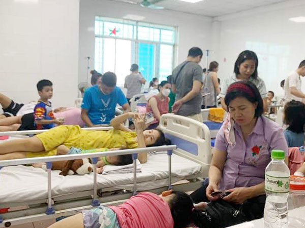 Hà Nội: Trẻ nhập viện tăng mạnh, 1 bác sĩ chăm 30 bệnh nhi