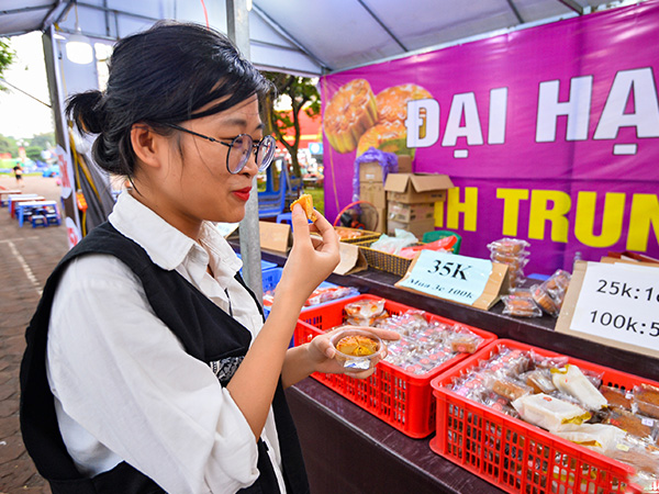 Bánh Trung thu bán tháo giá siêu rẻ khắp vỉa hè Hà Nội