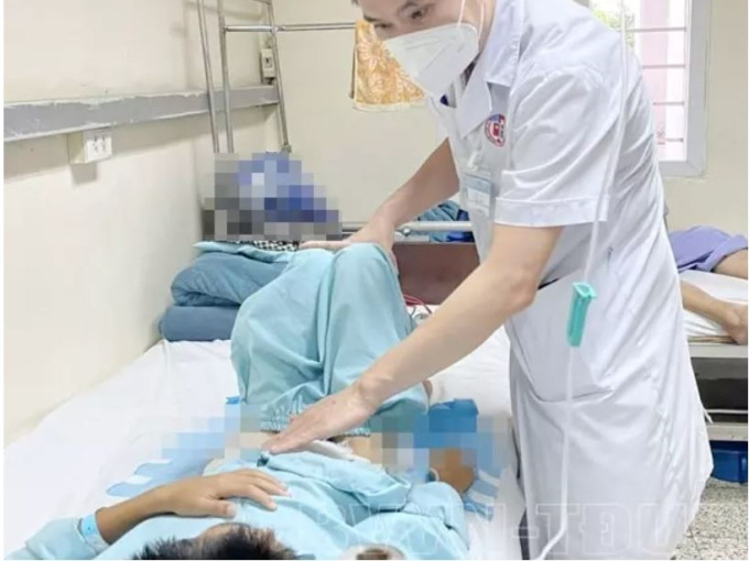 Bé trai bị thanh sắt đâm xuyên hậu môn từ trò đùa của bạn