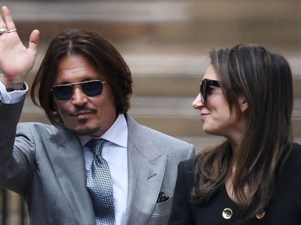 Johnny Depp hẹn hò nữ luật sư