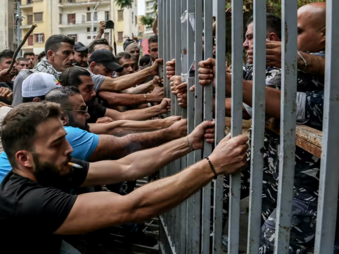 Lebanon đóng cửa ngân hàng vô thời hạn vì liên tục bị cướp