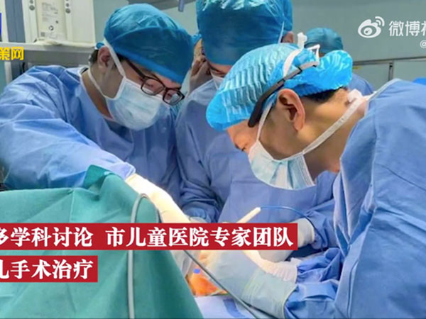 Bé sơ sinh 4 tay 4 chân vô cùng hiếm gặp