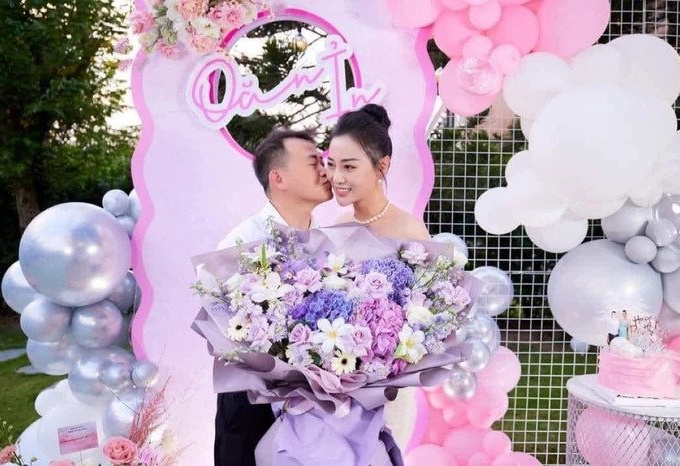 Giữa nghi vấn trục trặc, Shark Bình công khai ảnh hôn má Phương Oanh kèm lời chúc 'ngọt như mía lùi'