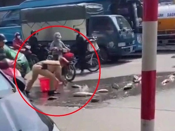 Hơn 1 tạ cá đổ ra giữa đường và hành động nhanh gọn của cảnh sát giao thông thu về 'triệu tim'