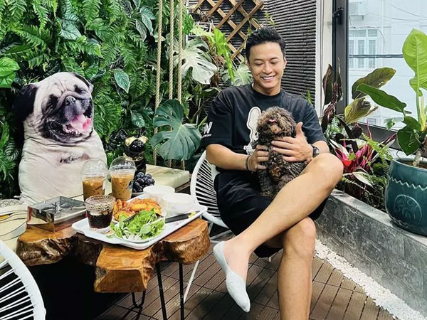 Hồng Đăng khoe ảnh cực 'chill' trong biệt thự 3 mặt tiền hậu lùm xùm tình ái