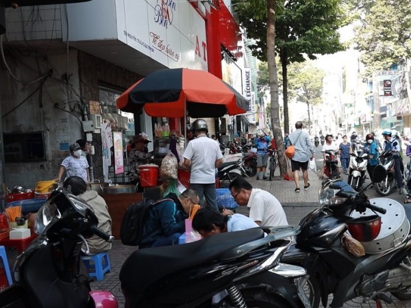 Bánh canh vỉa hè thu 700 triệu/tháng, quán miến bán 500 con gà/ngày