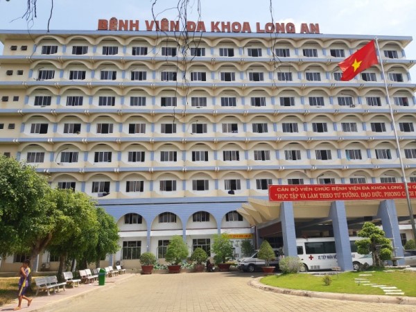 Côn đồ xông vào bệnh viện truy sát người bệnh, đập phá thiết bị y tế
