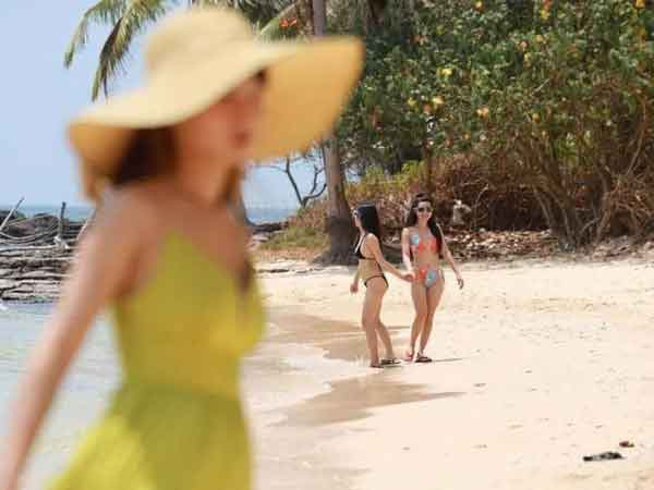 Nhờ bạn trai chụp check in cảnh bãi biển, cô gái 'tăng xông' khi nhìn sản phẩm