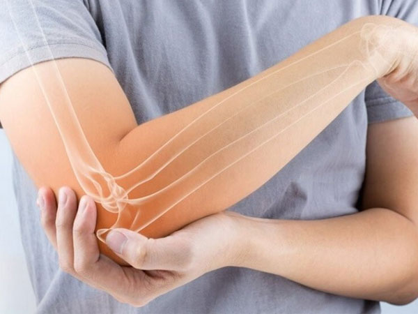 Căn bệnh khiến người mắc không thể nhấc tay mặc áo, đánh răng