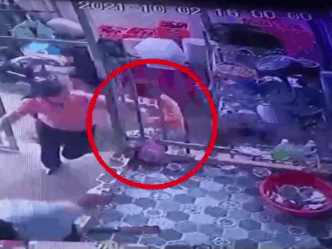 Clip: Trốn công an, người phụ nữ chạy vào nhà dân rồi ngồi rửa bát