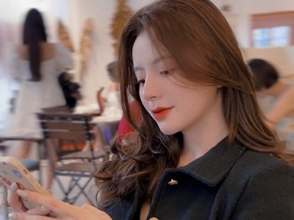 Hot girl đẹp tựa 'búp bê sống', nhận lời khen không ngớt