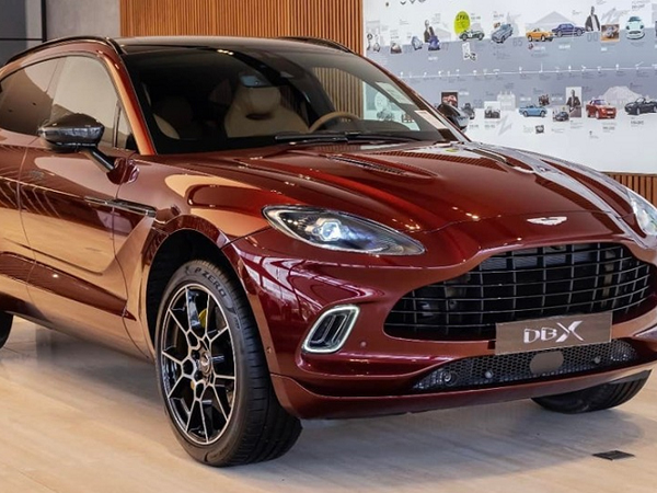 Aston Martin DBX hơn 16 tỷ, màu sơn Liquid Crimson độc nhất Việt Nam