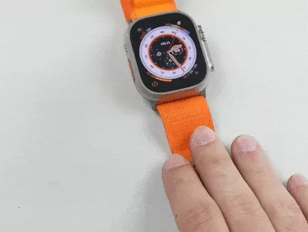 YouTuber dùng búa thử độ bền Apple Watch Ultra: Mặt bàn vỡ trước cả đồng hồ