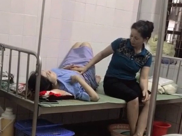 Nửa đêm 12 giờ mẹ chồng vẫn kiên nhẫn ngồi xoa bụng, an ủi con dâu mới sinh, dân tình: 'Chắc kiếp trước chị giải cứu cả ngân hà!'