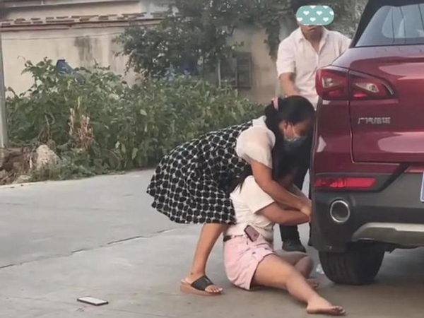 Mẹ cấm cản lấy chồng xa, cô gái khóc lóc bám theo xe bạn trai khiến dân mạng tranh cãi