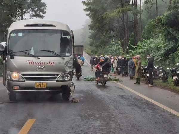2 học sinh bị xe khách tông thương vong trên đường đến trường