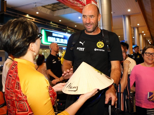 'Người khổng lồ' Jan Koller cùng dàn huyền thoại Dortmund tới Việt Nam, chuẩn bị cho trận giao hữu siêu đặc biệt