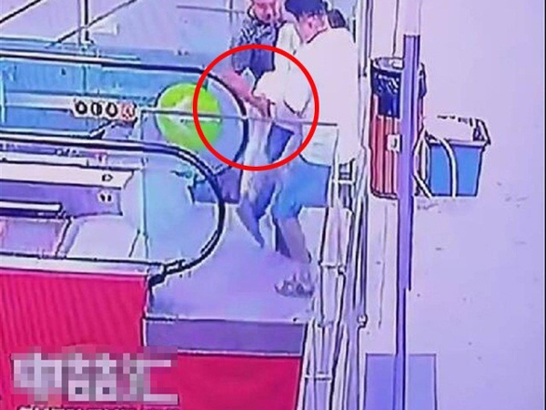 Nhanh tay cứu bé gái đang cheo leo ở thang cuốn, người đàn ông lại hứng chỉ trích vì 'bàn tay hư'