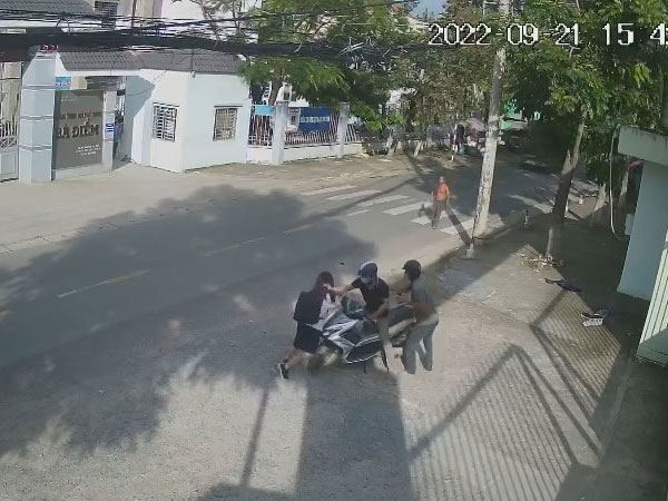 Hai thanh niên giật ĐTDĐ của nữ sinh trước cổng trường ở TPHCM đã bị bắt