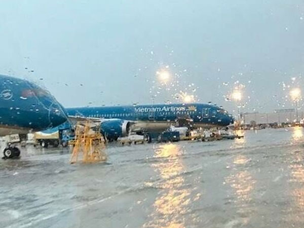 Siêu bão Noru: Hủy hàng trăm chuyến bay đi, đến miền Trung