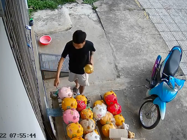 Clip: Dân mạng tán thưởng khi chứng kiến hành động đẹp của chàng trai mua đồ lúc vắng chủ tiệm
