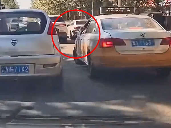 Dừng xe ném rác ra đường, tài xế taxi nhận được bài học đích đáng