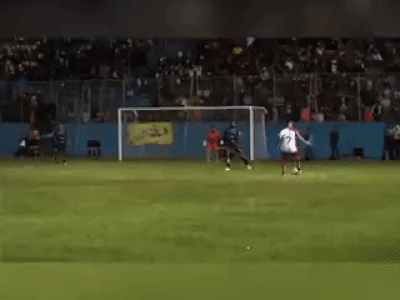 Ronaldinho gây sốt khi lập tuyệt phẩm trong ngày tái xuất