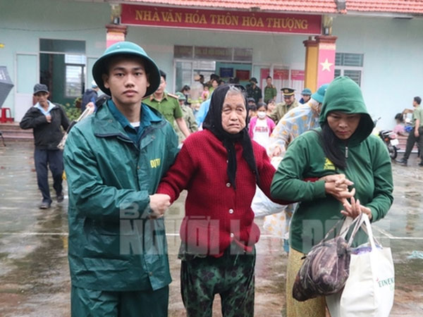 Miền Trung: Bắt đầu đưa dân đi sơ tán tránh bão Noru và áp dụng khung giờ giới nghiêm