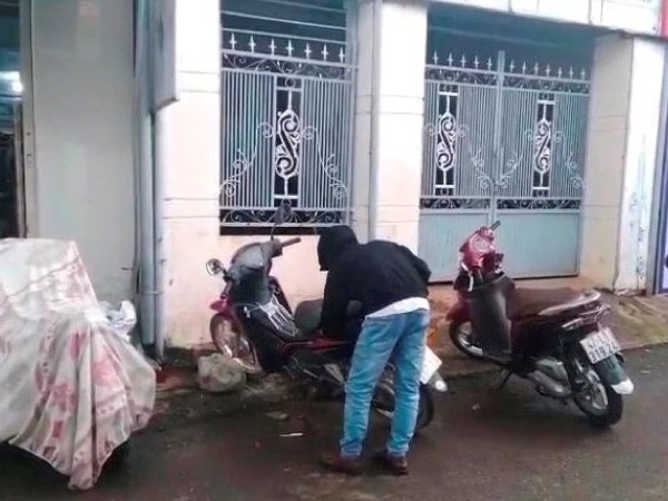 Cậy cốp xe trộm 100 triệu đồng để trả nợ, nộp phạt cho bạn gái