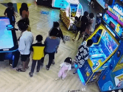 Thấy con mất chiếc vòng vàng ở khu vui chơi, mẹ check camera thì bàng hoàng với hành động xấu xí