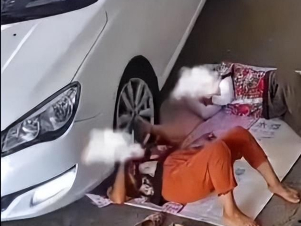 Clip: Ngủ trưa bên vệ đường, người phụ nữ vẫn có thể ngồi dậy sau khi bị xe con cán qua đầu