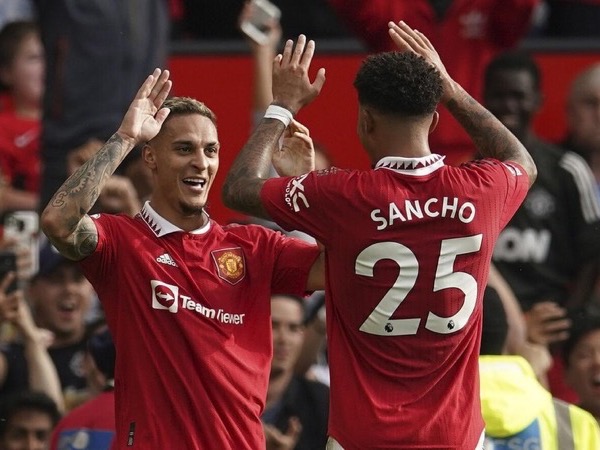 Antony và Jadon Sancho tranh áo số 7 của Ronaldo ở MU