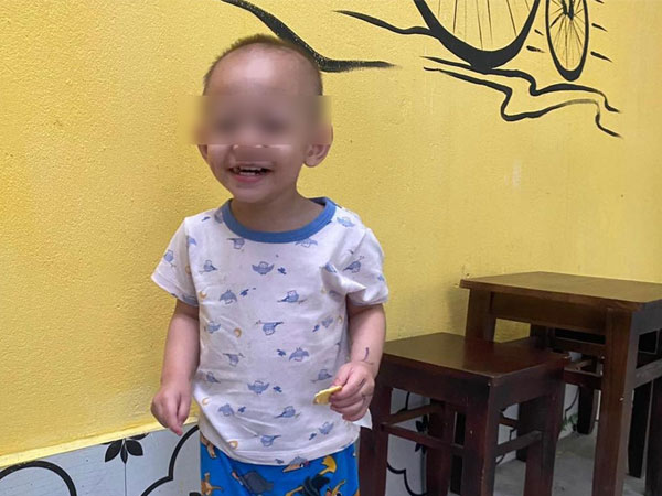 Hà Nội: Bé trai 2 tuổi bị bỏ rơi kèm bình sữa ấm giữa trời mưa