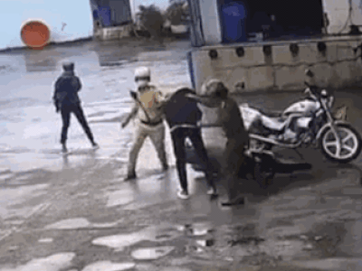 NÓNG: Tạm đình chỉ 4 cảnh sát liên quan vụ đánh, đá 1 nam sinh