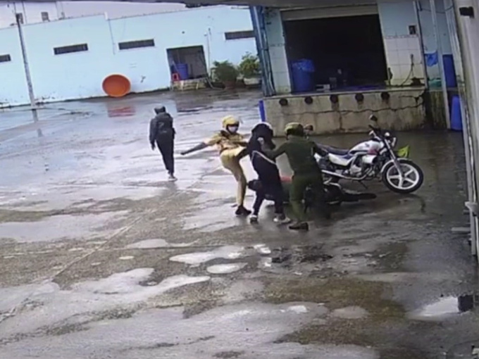 Xôn xao clip cảnh sát đánh 2 thiếu niên đi xe máy