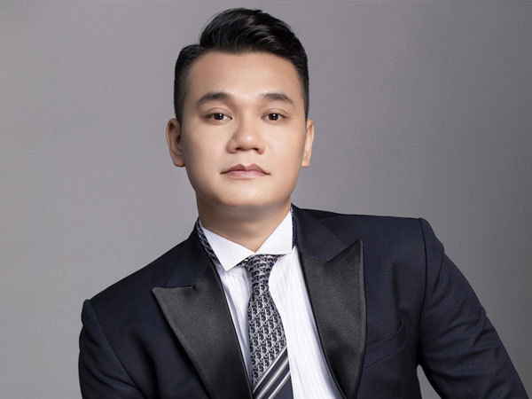 Không kêu gọi quyên góp, ca sĩ Khắc Việt tự nguyện chuyển 500 triệu đồng vào quỹ Mặt trận Tổ quốc Việt Nam để giúp đỡ bà con miền Trung sau cơn bão Noru