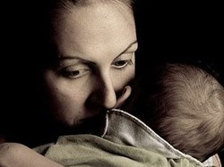 Mẹ trẻ bịt mũi và miệng 2 con ruột rồi tự tử, một bé tử vong