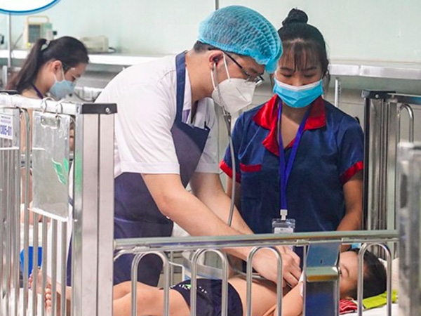 Ồ ạt đưa trẻ đi xét nghiệm tìm virus Adeno, bác sĩ chỉ cách làm đúng