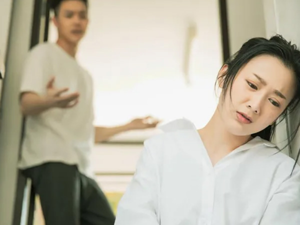 Đêm tân hôn, chồng ép vợ bán hết vàng cưới để trả nợ cho em trai