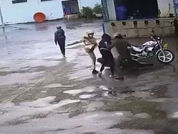 Người dân chứng kiến lên tiếng về vụ tổ cảnh sát đánh đá liên tục thiếu niên