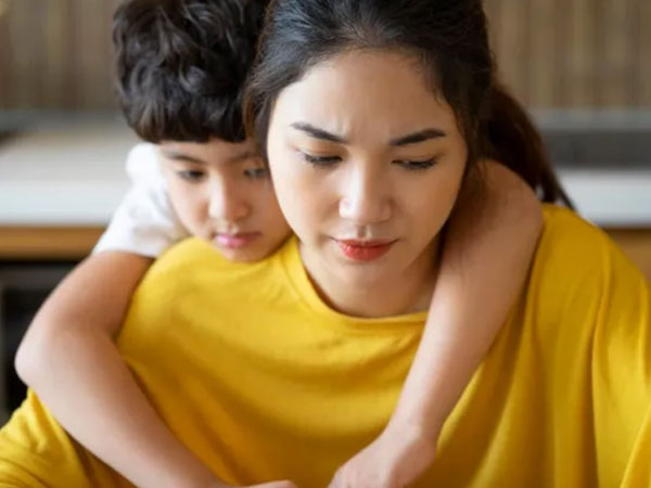 Đang lớn tiếng mắng con, chồng quát một câu khiến tôi giật mình