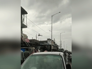 Clip: Người đàn ông khiến cả khu phố mất điện vì trò đùa mạo hiểm