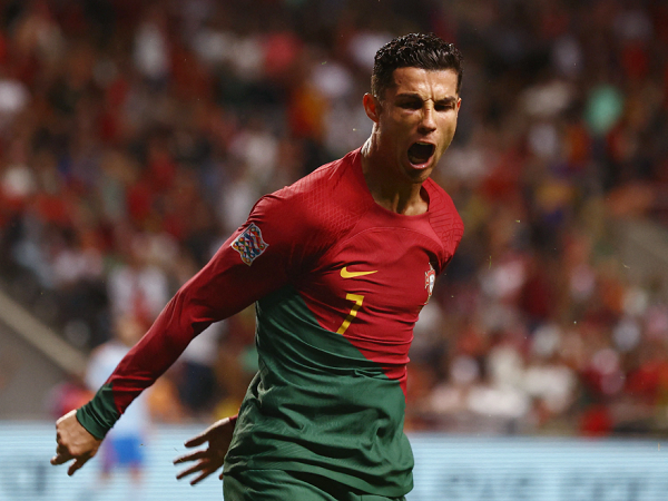 Sa sút phong độ, Ronaldo được 'đàn anh' khuyên nên giải nghệ
