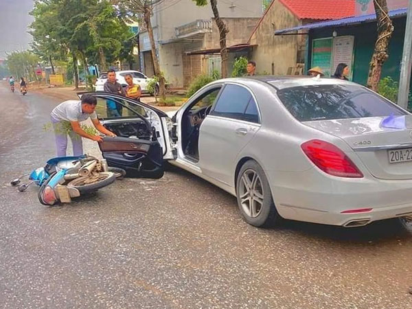 Camera ghi lại vụ nam thanh niên chạy xe Wave tông gãy cửa Mercedes S400 gây tranh cãi trên MXH