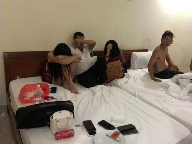 Bắt quả tang 7 nam, nữ làm chuyện mờ ám trong khách sạn lúc nửa đêm