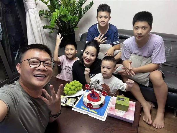 Sếp lớn VTV khoe hôn nhân viên mãn bên vợ CEO vừa giỏi vừa giàu