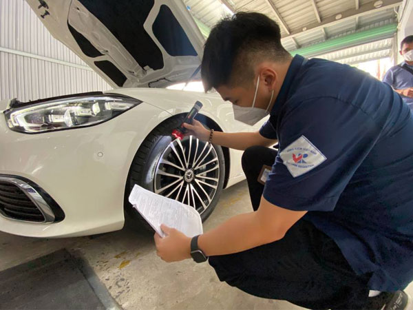 Chính sách mới tháng 10: Tăng giá đăng kiểm ôtô, buộc gỡ bỏ thông tin trên mạng sai sự thật, gây hoang mang