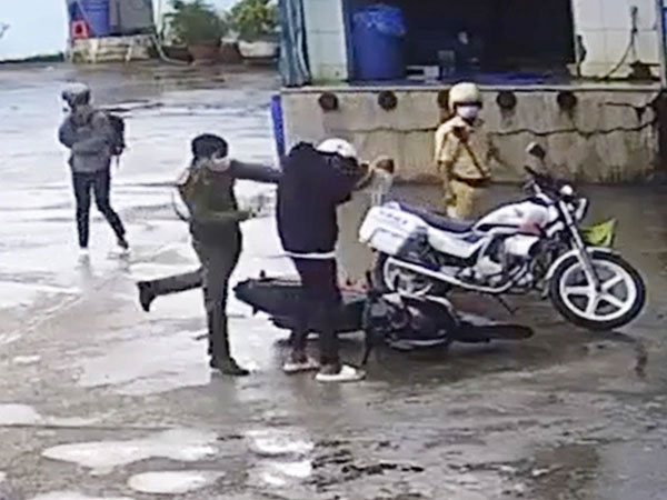 Tước danh hiệu công an nhân dân đối với 3 cảnh sát đánh 2 thiếu niên