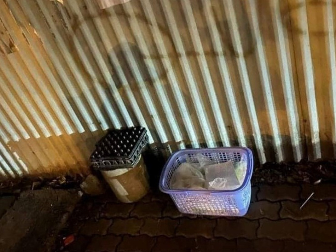 Hai bé sơ sinh bị bỏ trong giỏ ven đường Vành đai 3