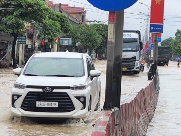 Ô tô xếp hàng bì bõm trong nước lũ trên Quốc lộ 1A